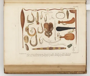 Forskellige slags instrumenter, redskaber og c af indbyggerne i New Zealand, illustration fra A journal of a voyage to the South Seas: in His Majestys ship, the Endeavour, 1794 (håndkoloreret gravering